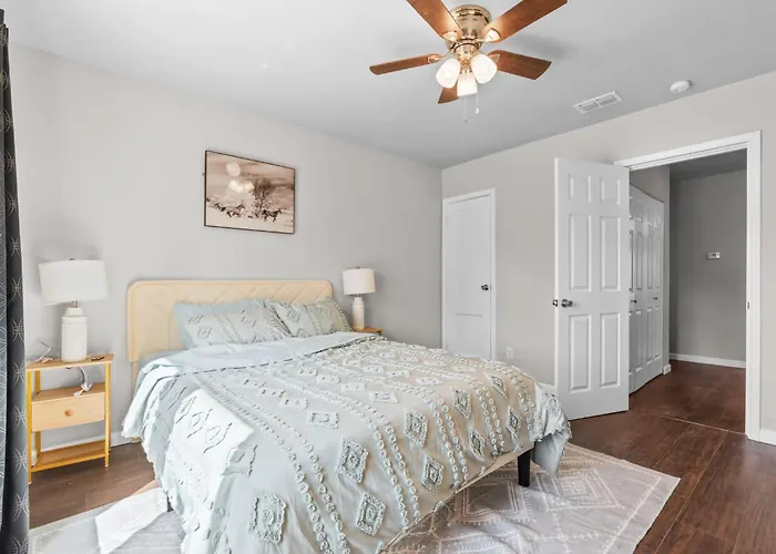 Stylish 1-bedroom Retreat In Worth Holiday home *